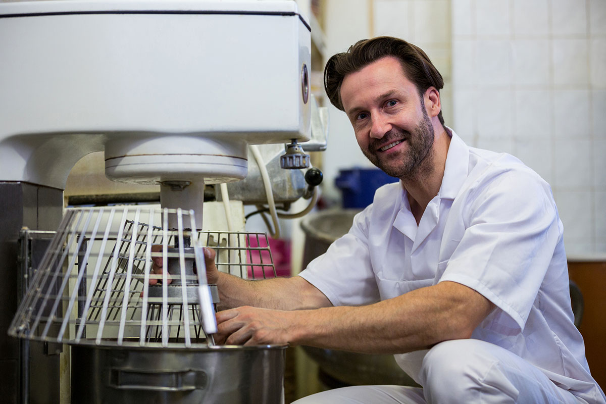 boulanger devant un pétrin