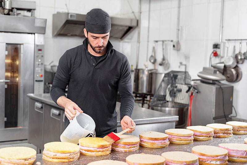 Chef pâtissier préparant des gâteaux sur son tour pâtissier