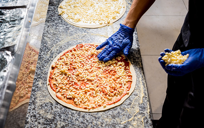 Preparación de una pizza en la mesa de pizza ETERNA proinoxchr.fr