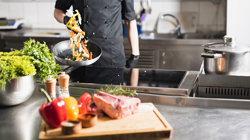 cuisson de légumes dans une cuisine professionnelle