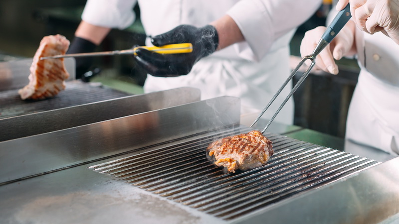 viande entrain de cuire sur le grill